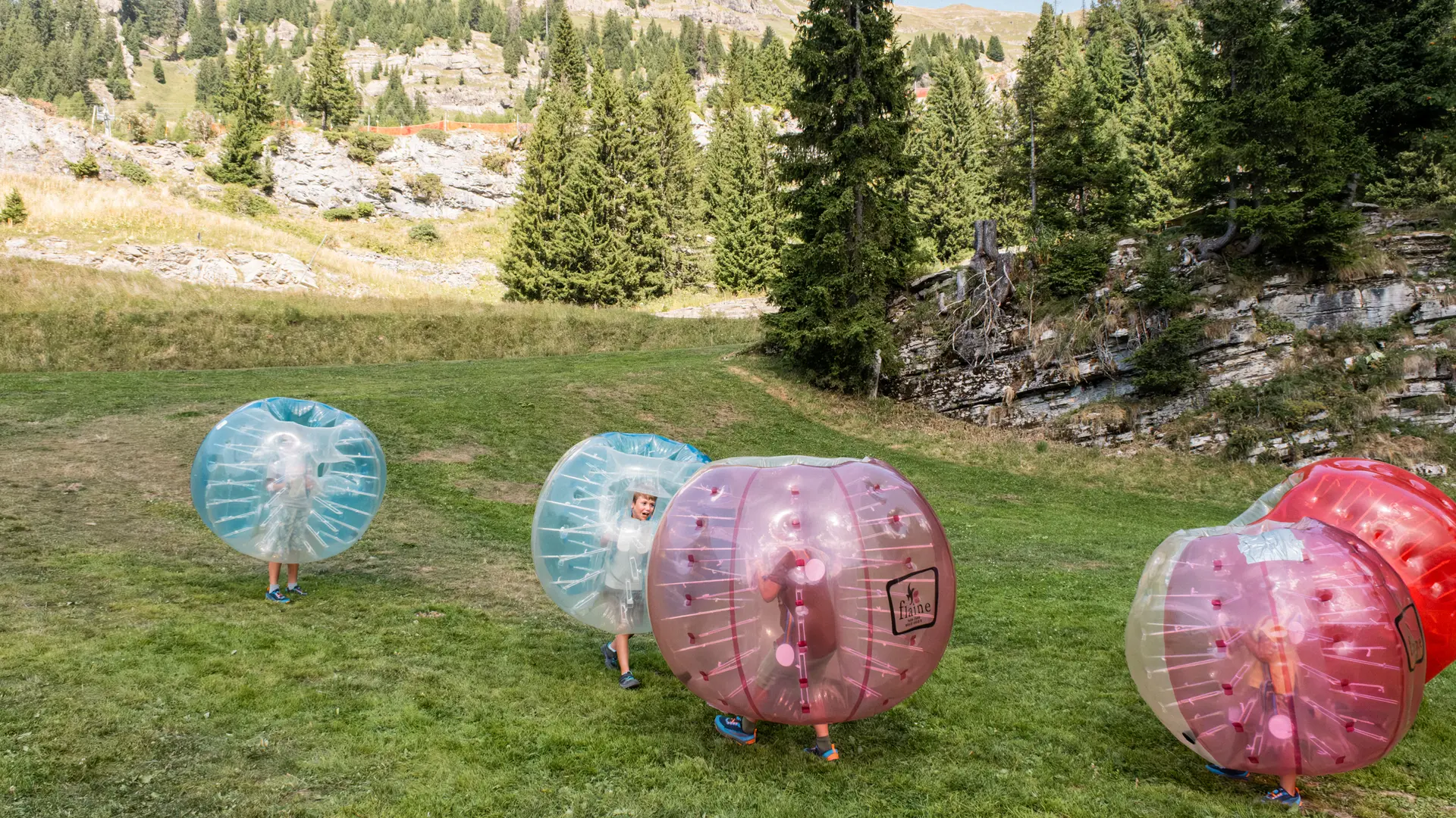 2 enfants qui se bousculent