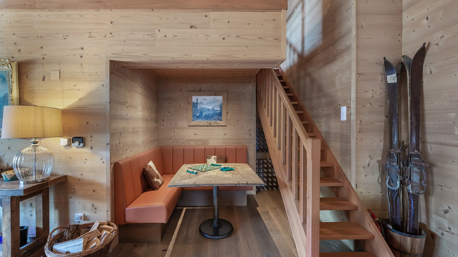 Espace jeux, canapé d'angle, table