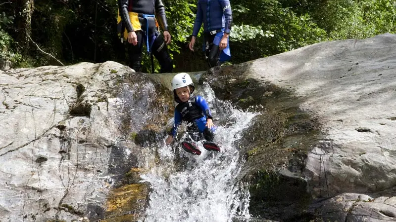 Enfant dans un toboggan du canyon de l'argensou