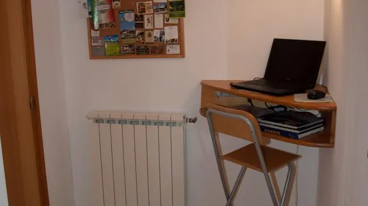 Entrée gite côté cuisine.
Ordinateur portable à disposition.