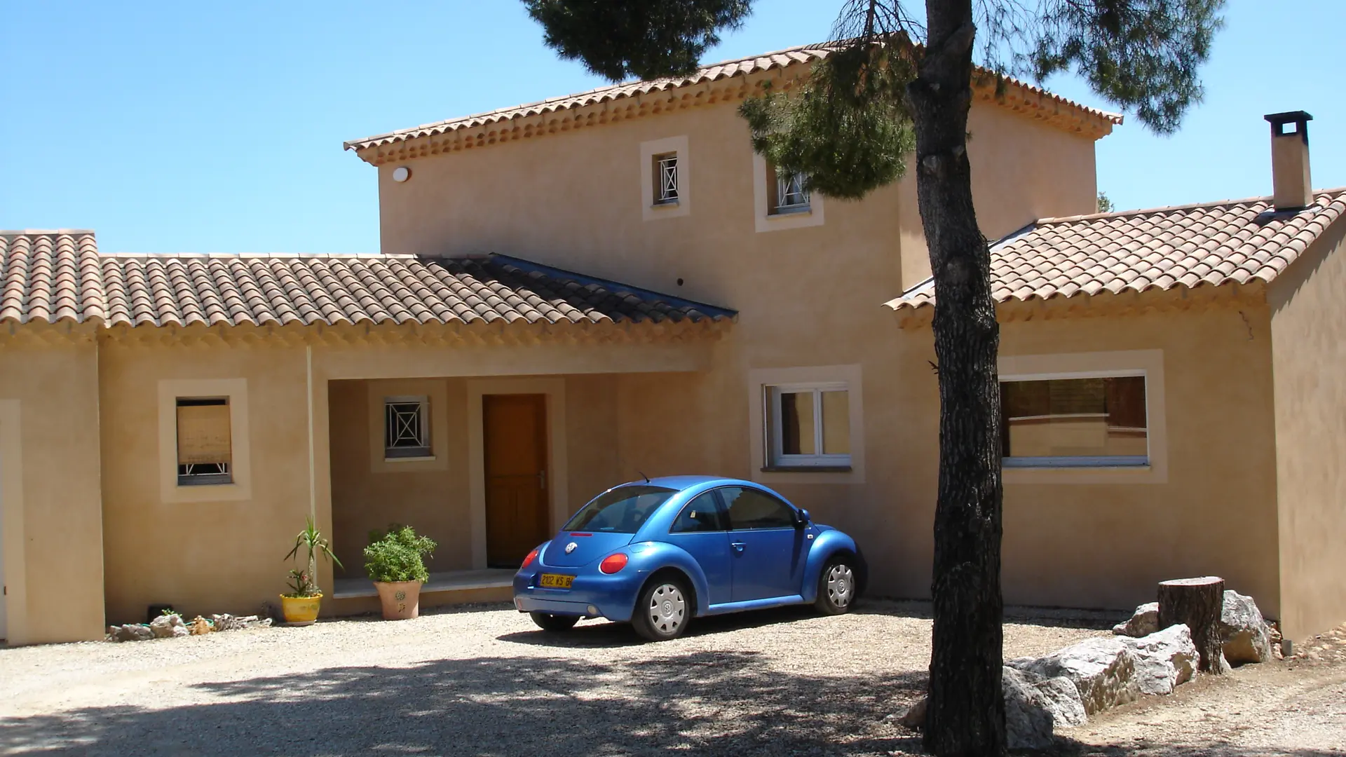 vue maison côté entrée et garage