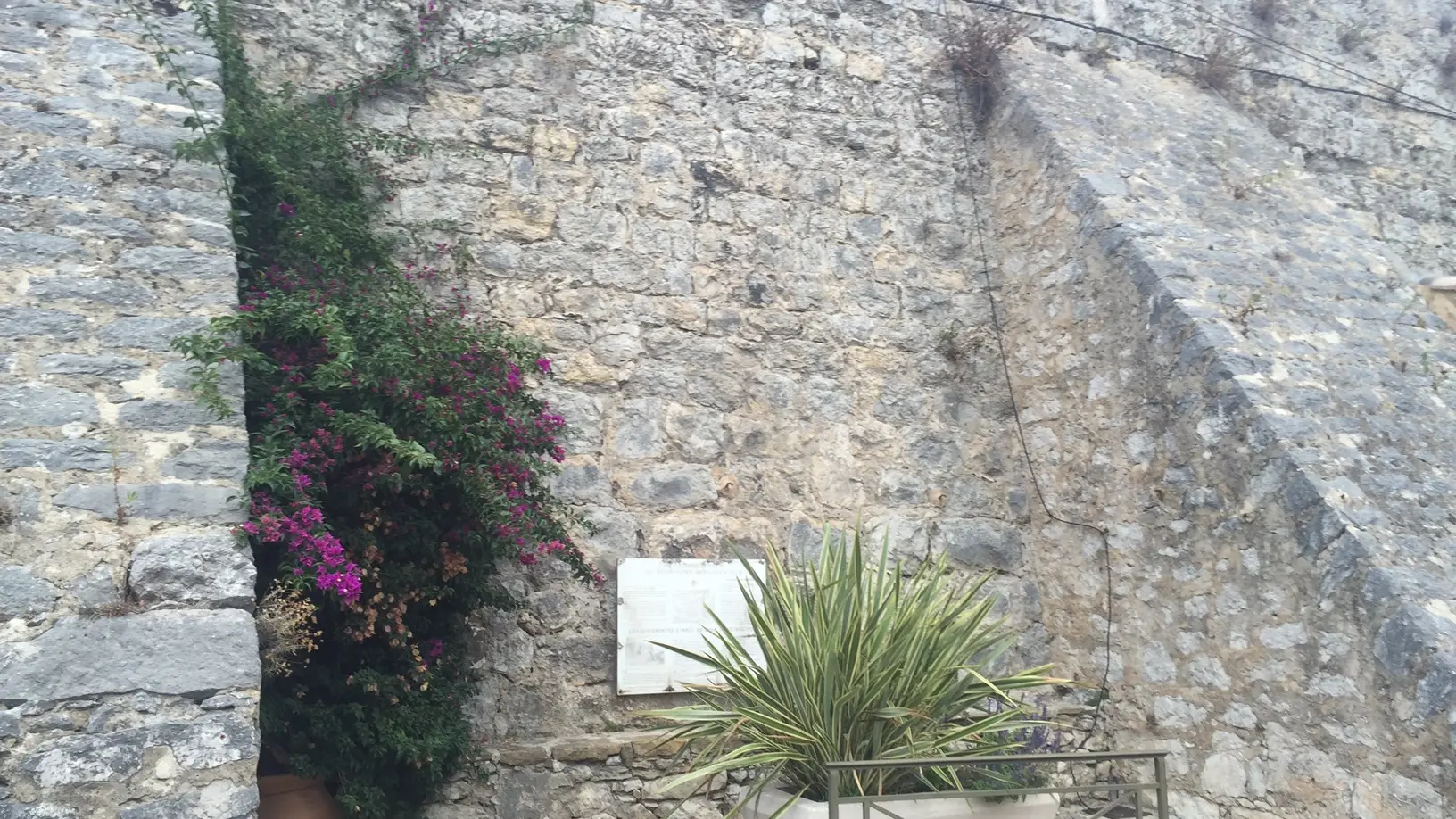 Réservoirs d'eau avec plaque explicative