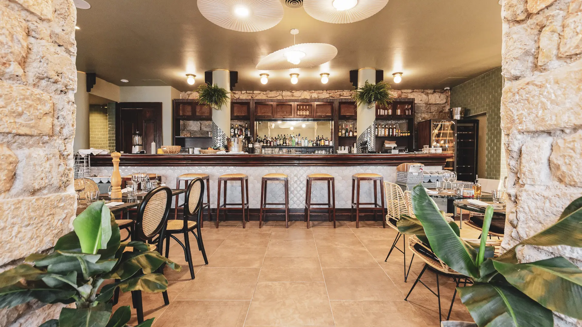 Bar cocktails décoration intérieur, écaille, bar design