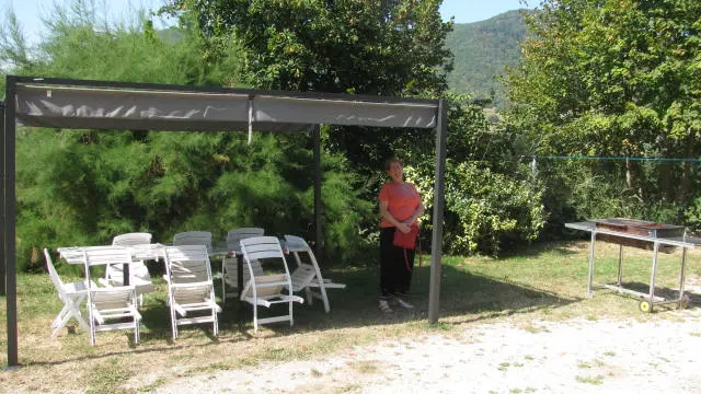 Extérieur simple avec gravie et jardin, table de jardin et 6 chaises en plastiques