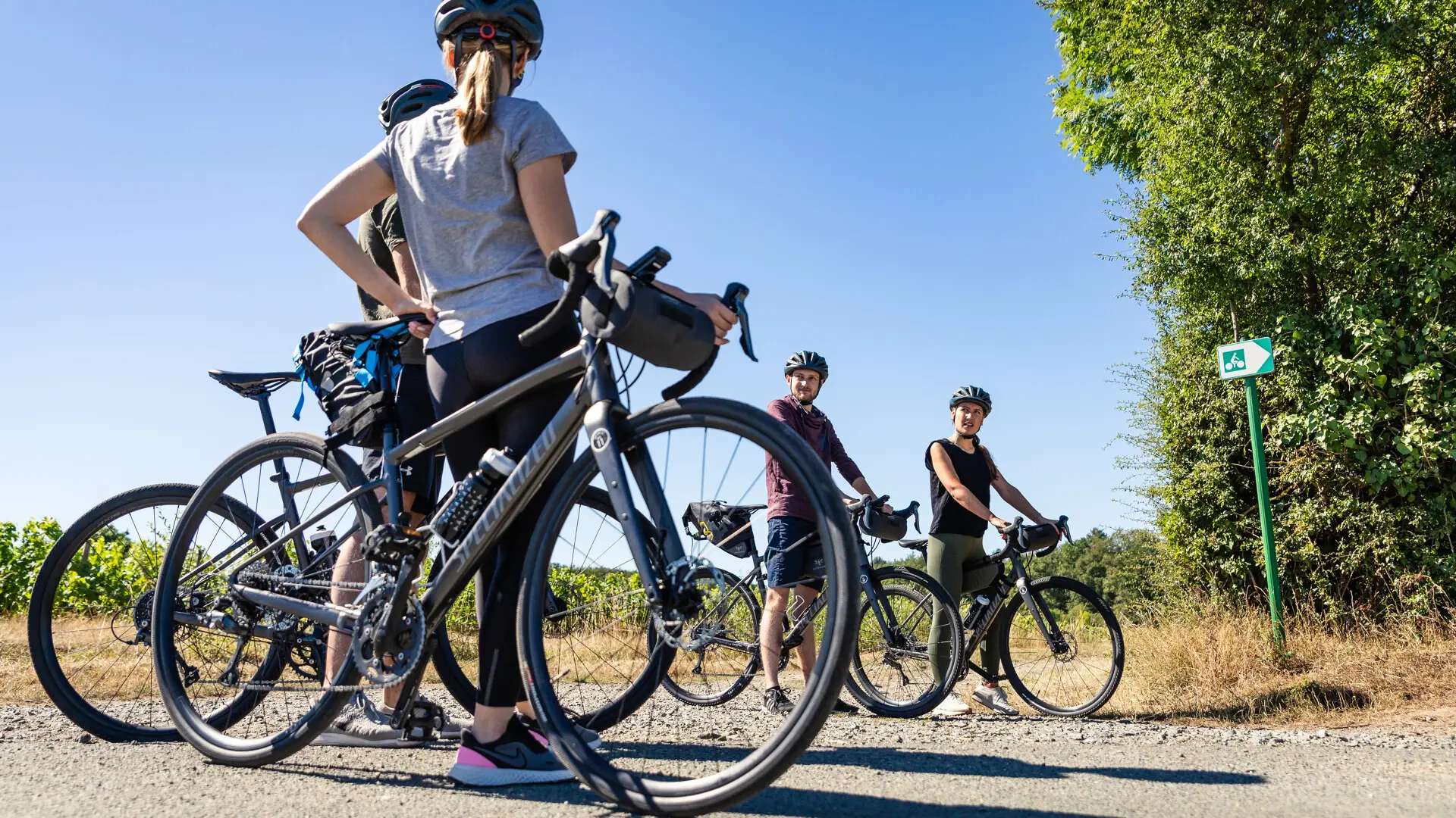 Groupe d'amis en gravel dans le vignoble