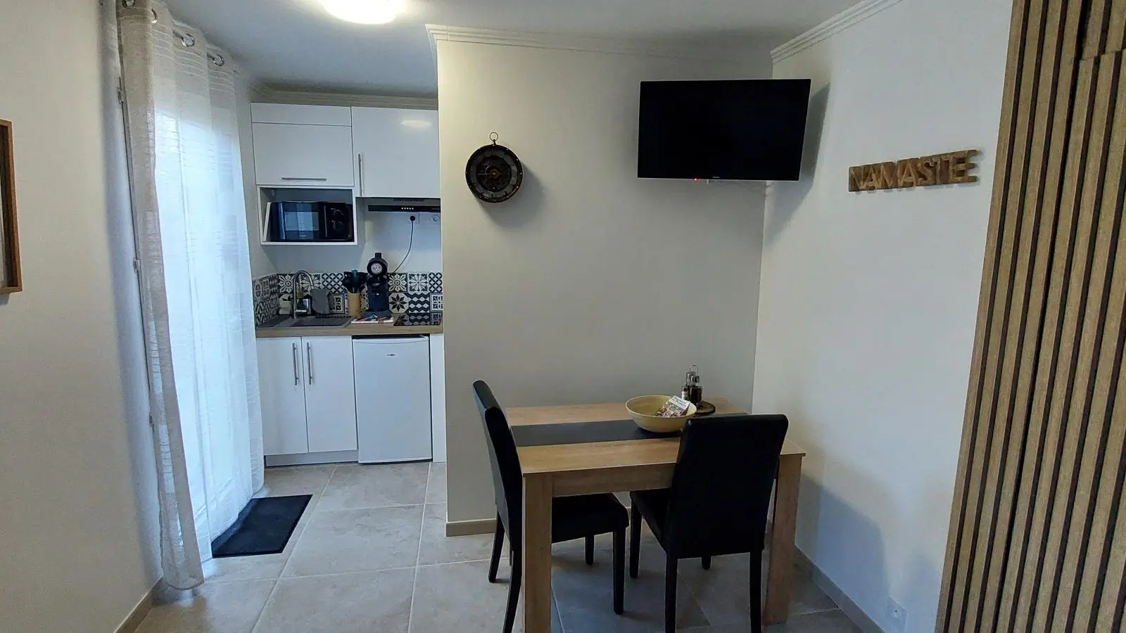 Gite de l'olivier coin repas et cuisine