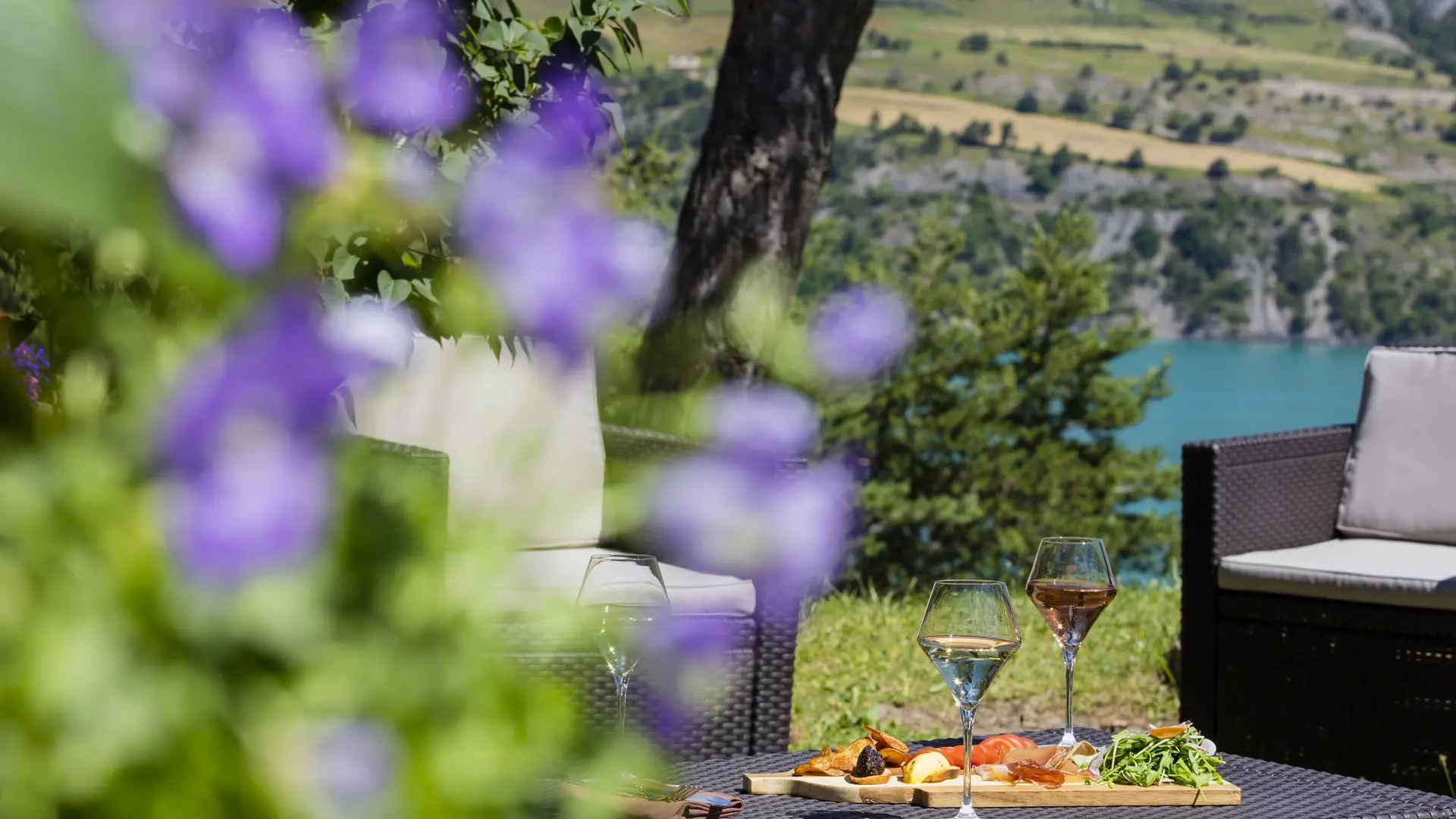 Salon de jardin avec vue sur le lac de Serre-Ponçon