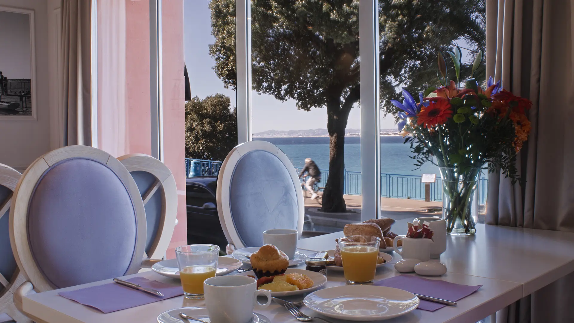 Salle petit déjeuner avec vue mer