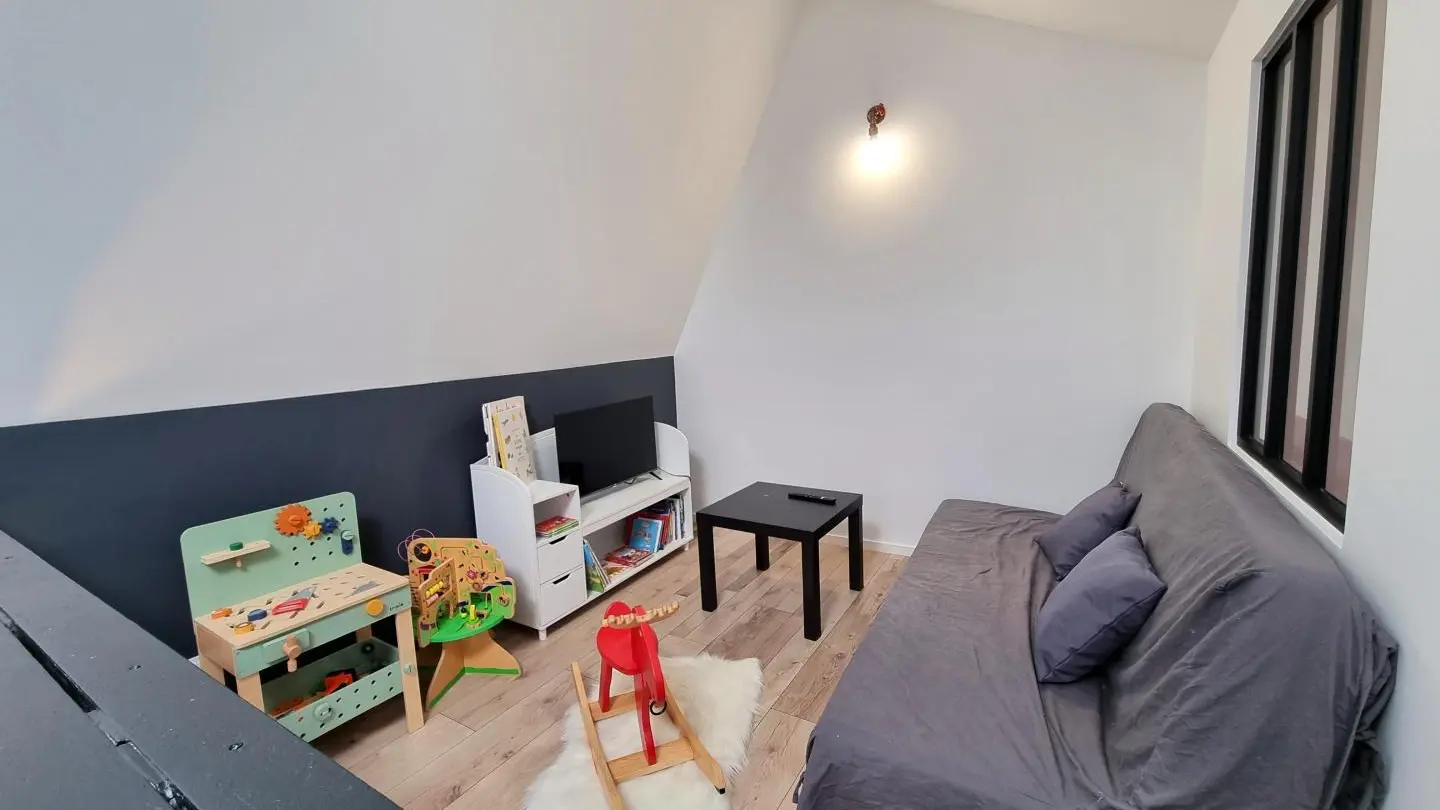 Chambre familiale High Line : un lit 160x200 et une mezzanine accessible par un escalier de meunier avec 2 lits 90 et un espace jeux & Tv avec un canapé convertible.