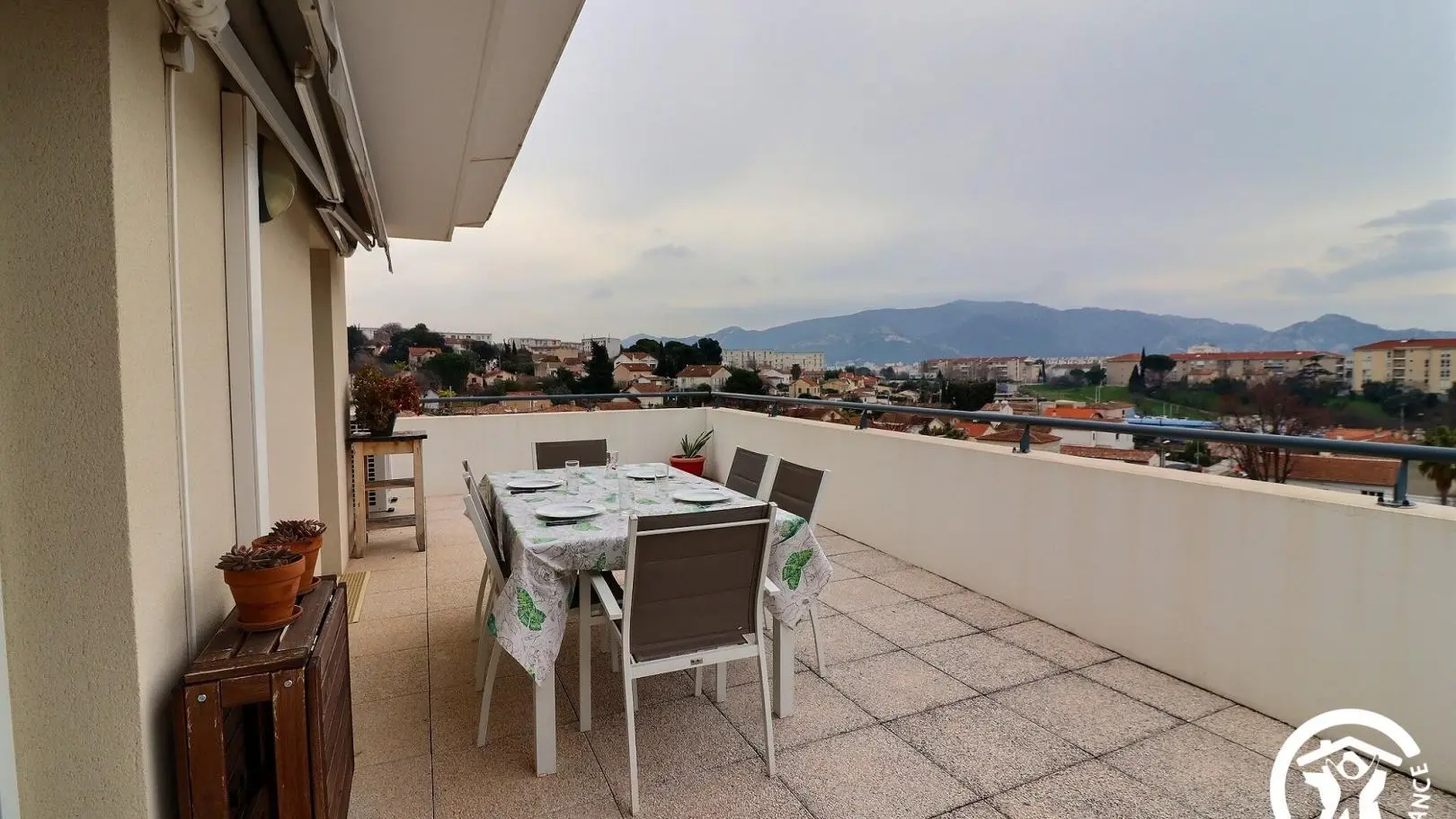 Terrasse en dernier étage, vue sur les collines, la ville et la mer