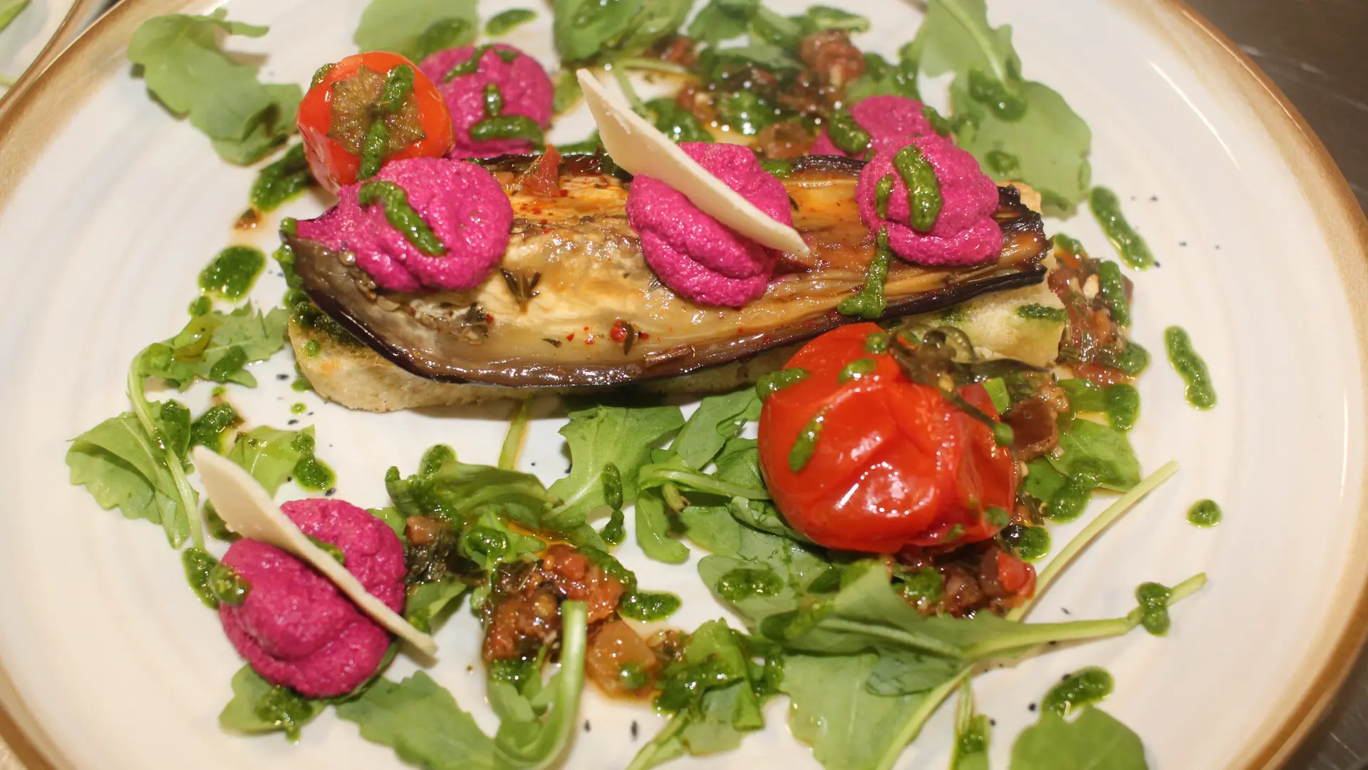 AUBERGINES CONFITES HOUMOUS BETTERAVES COPEAUX PARMESAN
