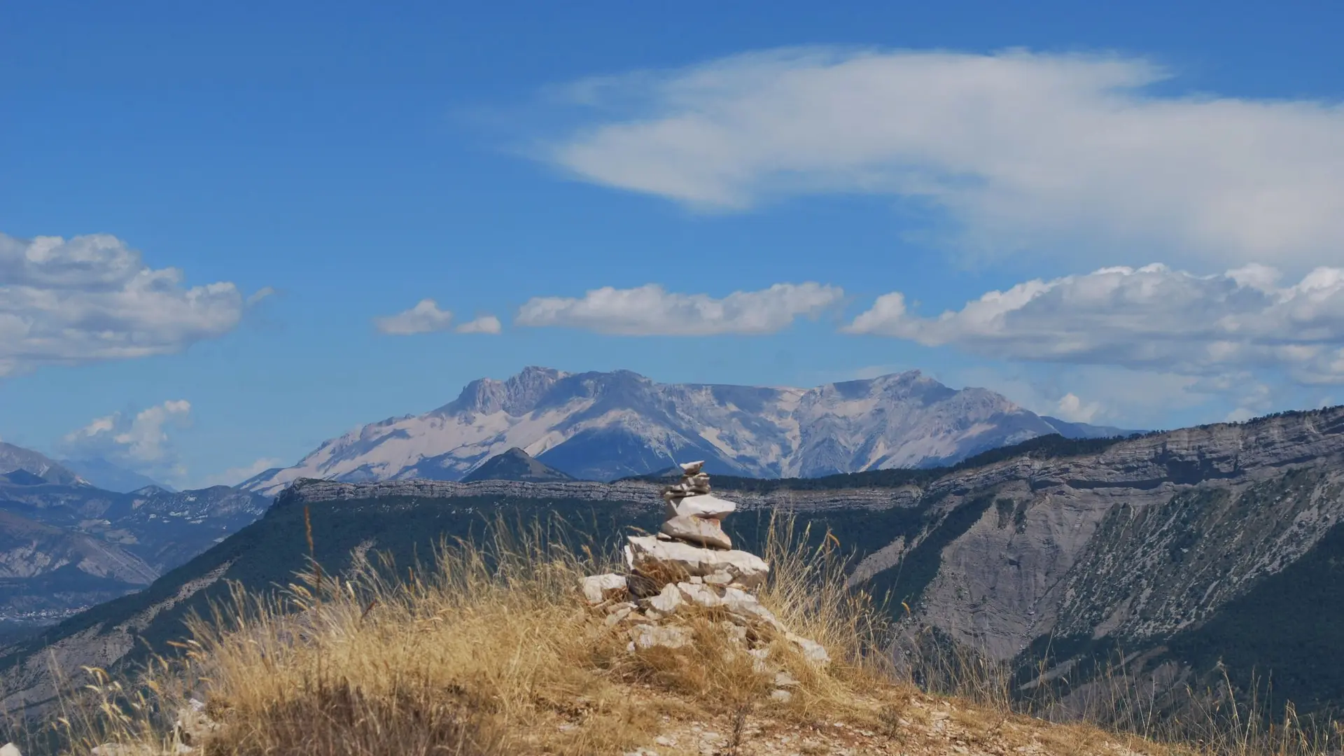 Le Dévoluy se dévoile au second plan