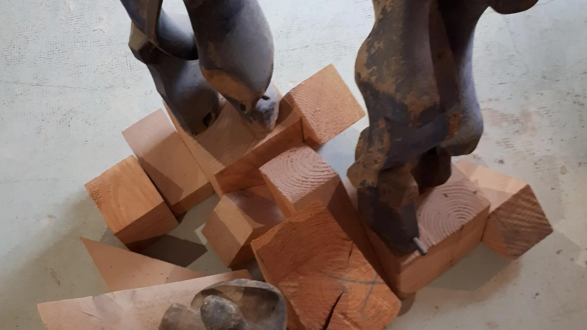 Bleu charette, 2018 / Bois trouvé à Charlieu et dans ses environs, socle passé en machine et assemblé avec de la colle et des chevilles.