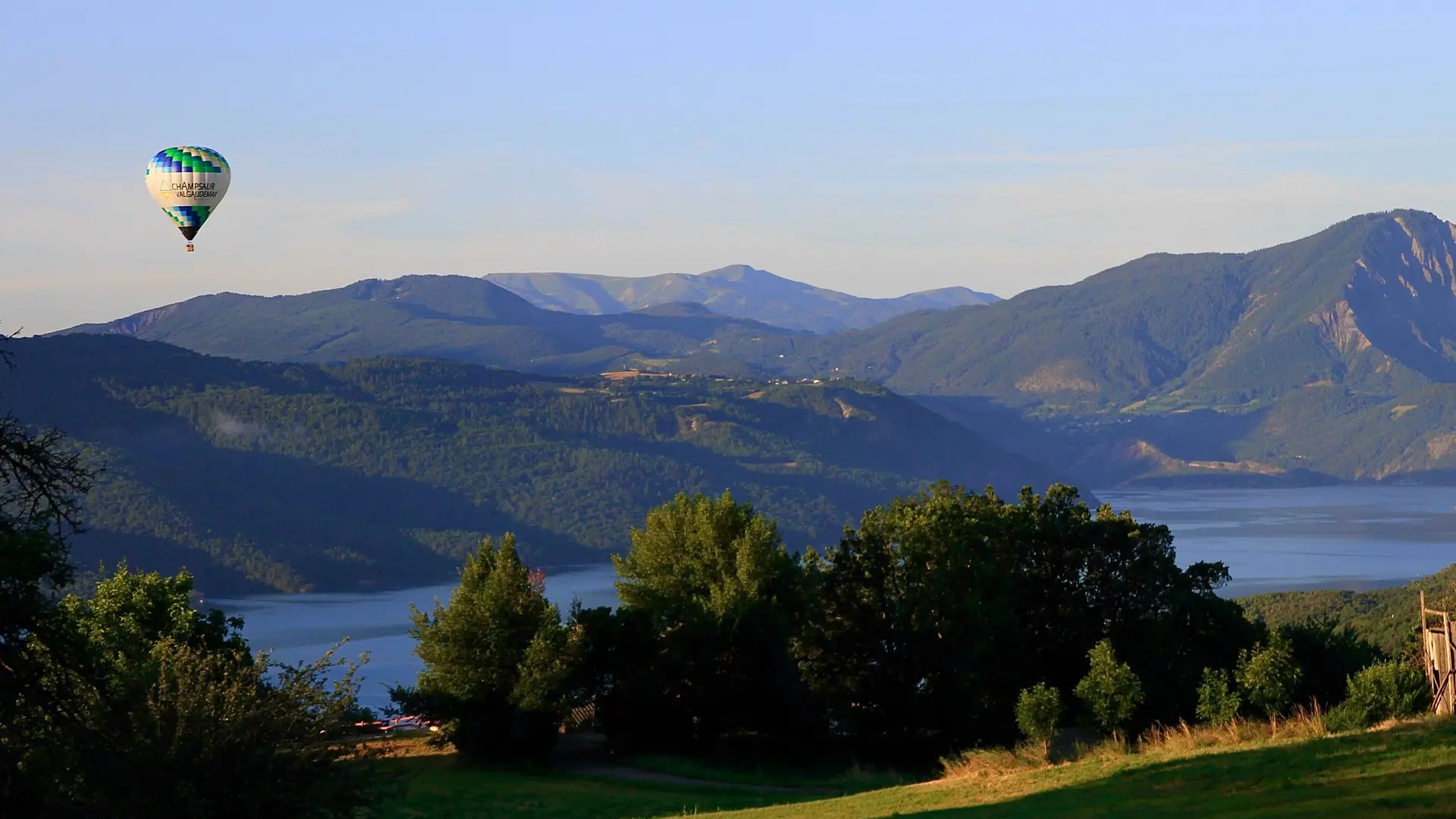 Hautes-Alpes Montgolfière - vol au lac de Serre-Ponçon