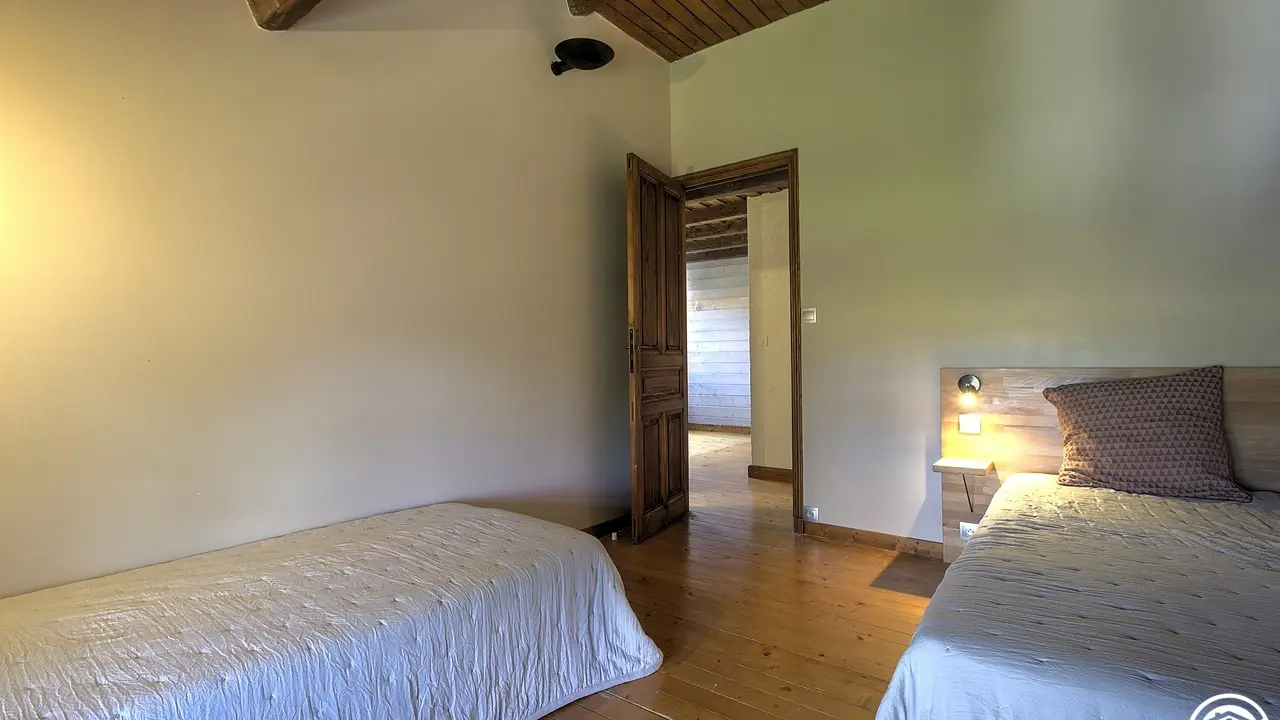 La chambre avec 2 lits 1 personne