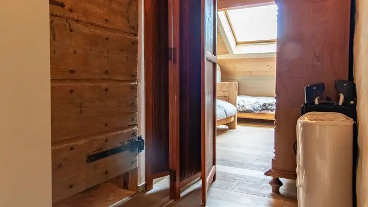 Accès WC (porte à gauche) et chambre (tout droit)