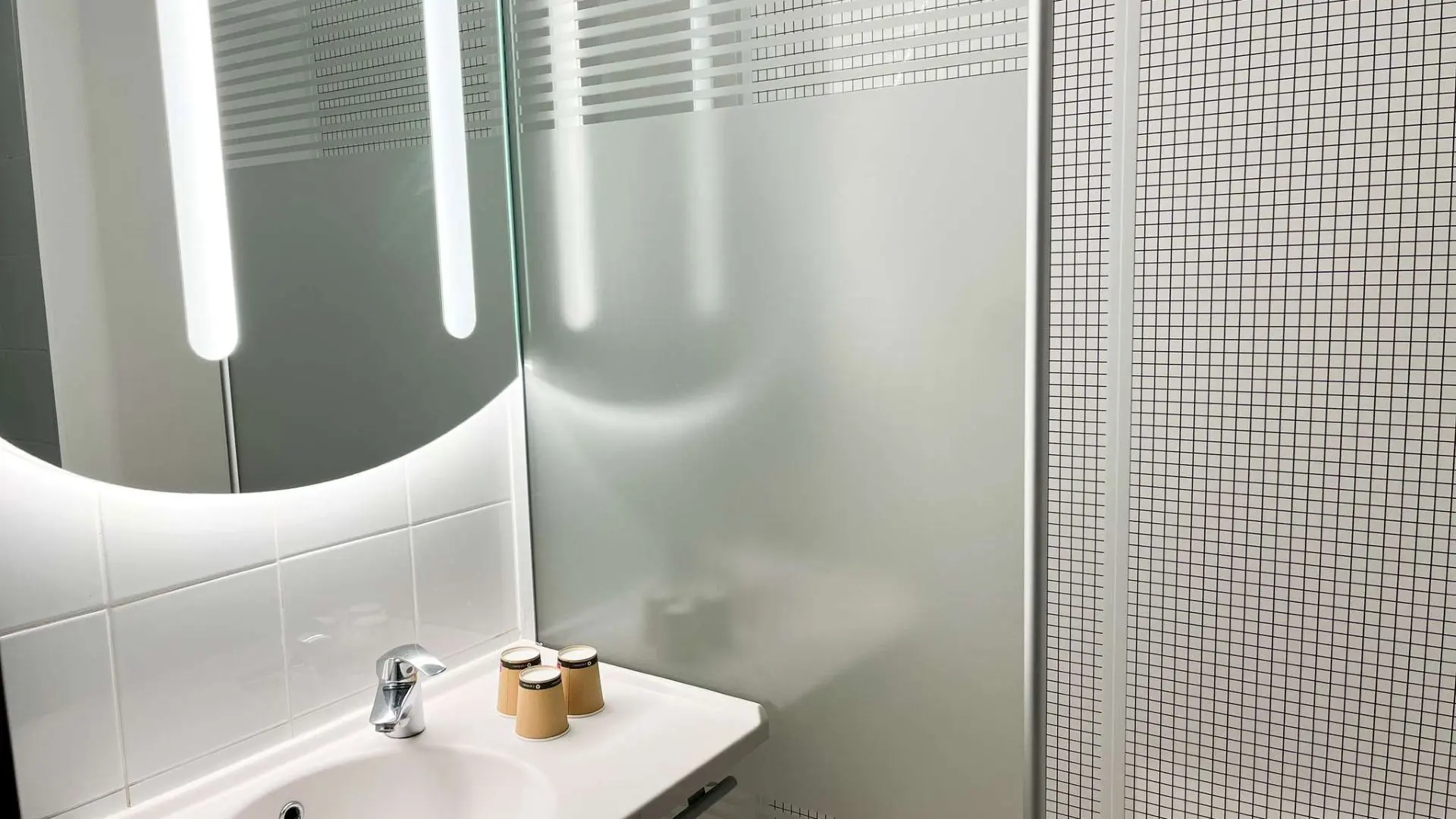 lavabo miroir cabine douche