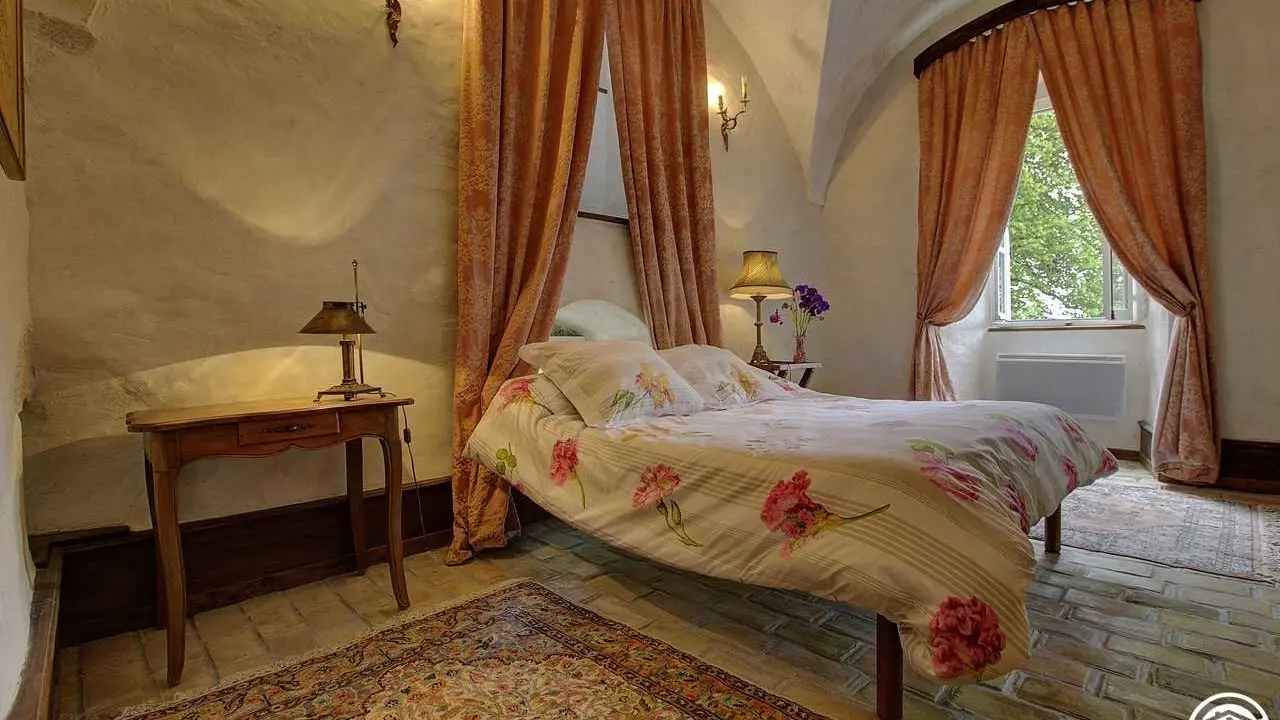 Chambre - Invitation aux jeunes mariés et amoureux dans un cadre des plus romanesques et poétiques.