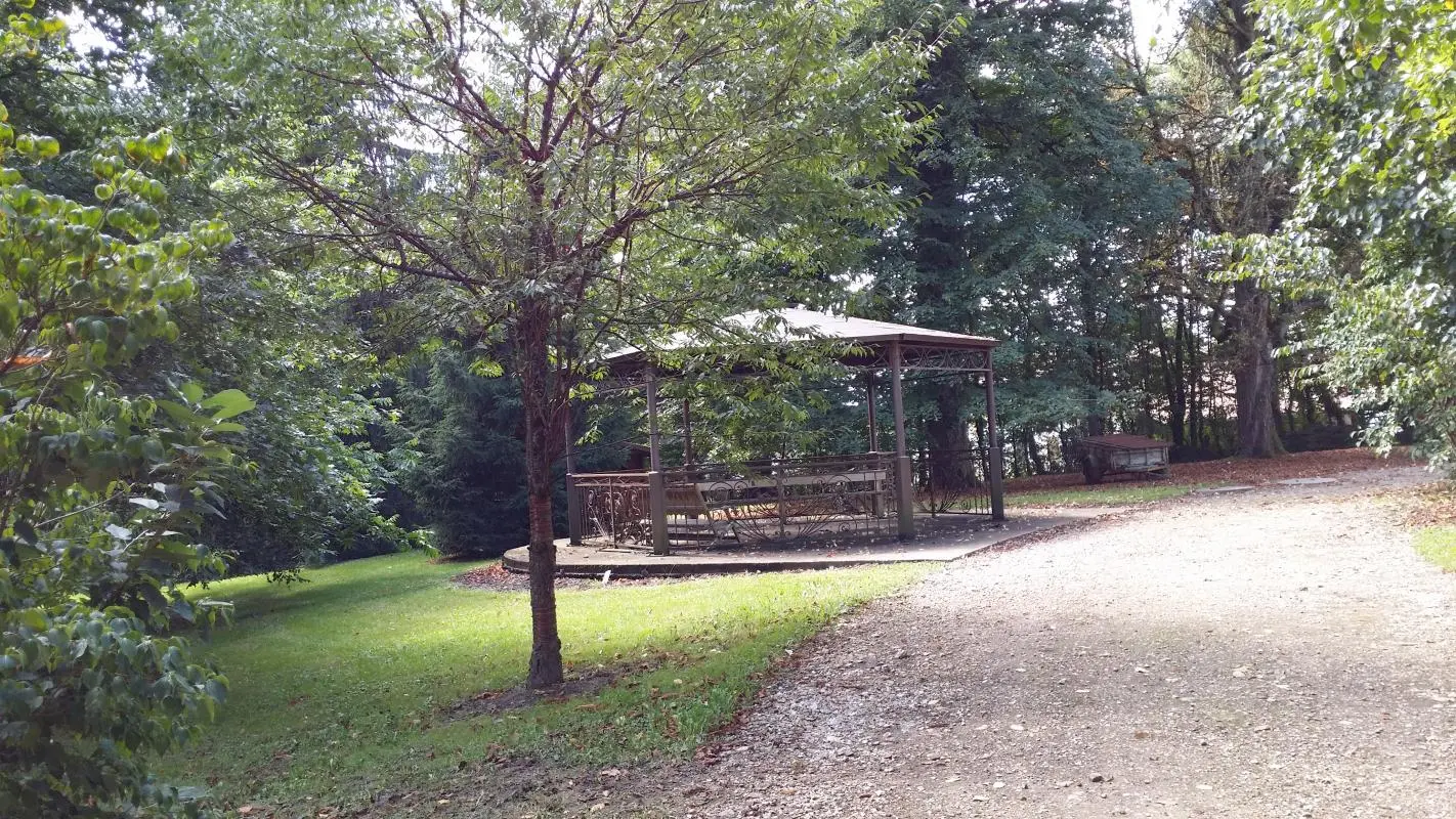 Le kiosque dans le parc du château