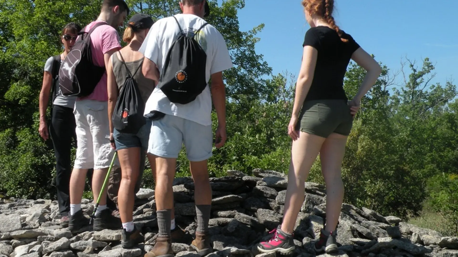 Randonneurs captivés par les curieux clapiers