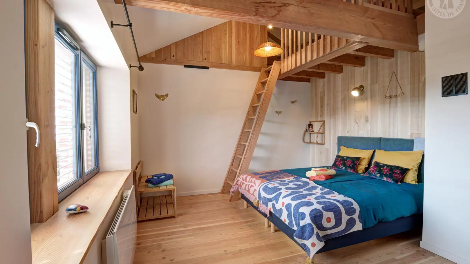 Chambre Harmonie, lit double 180X200 ou simple, fauteuil, livres, banc pour bagage, penderie