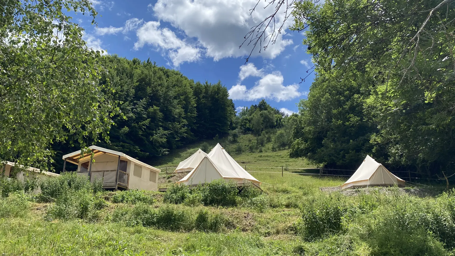 camp de base tentes lodges