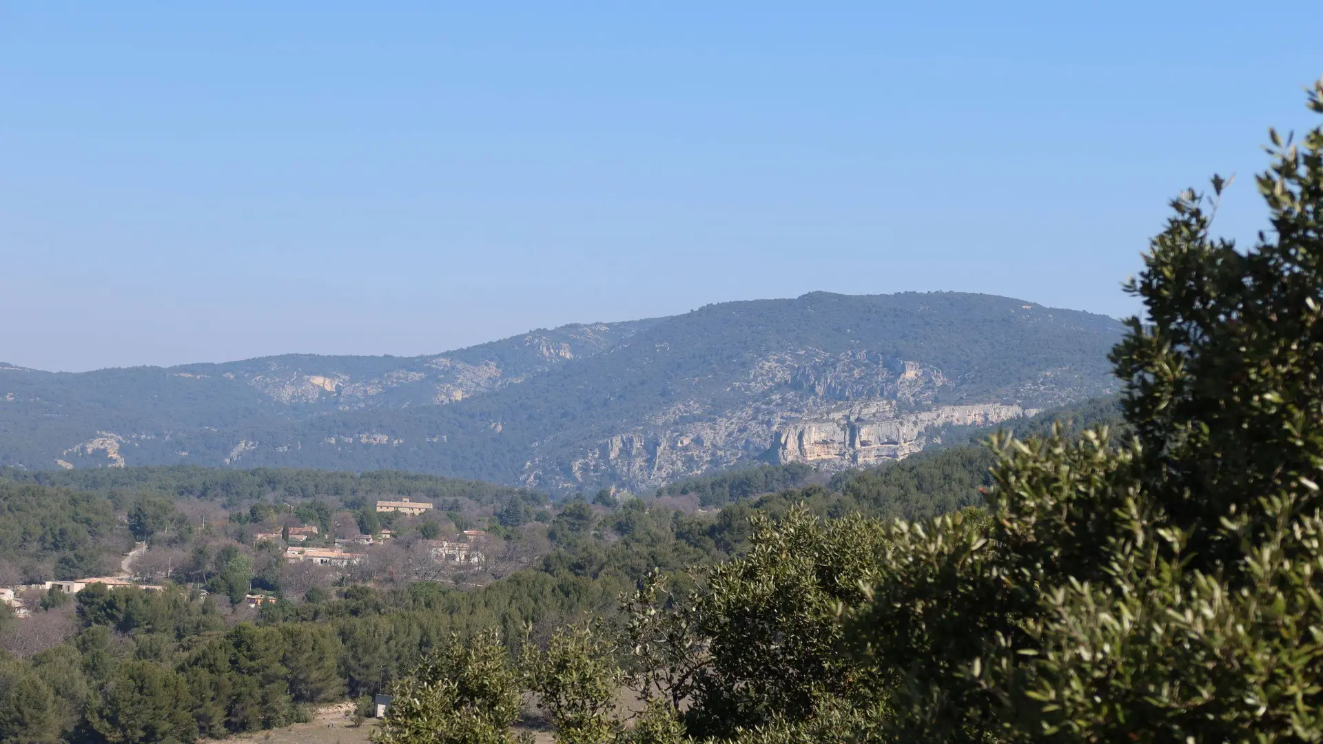 Vue sur les collines depuis le sentier
