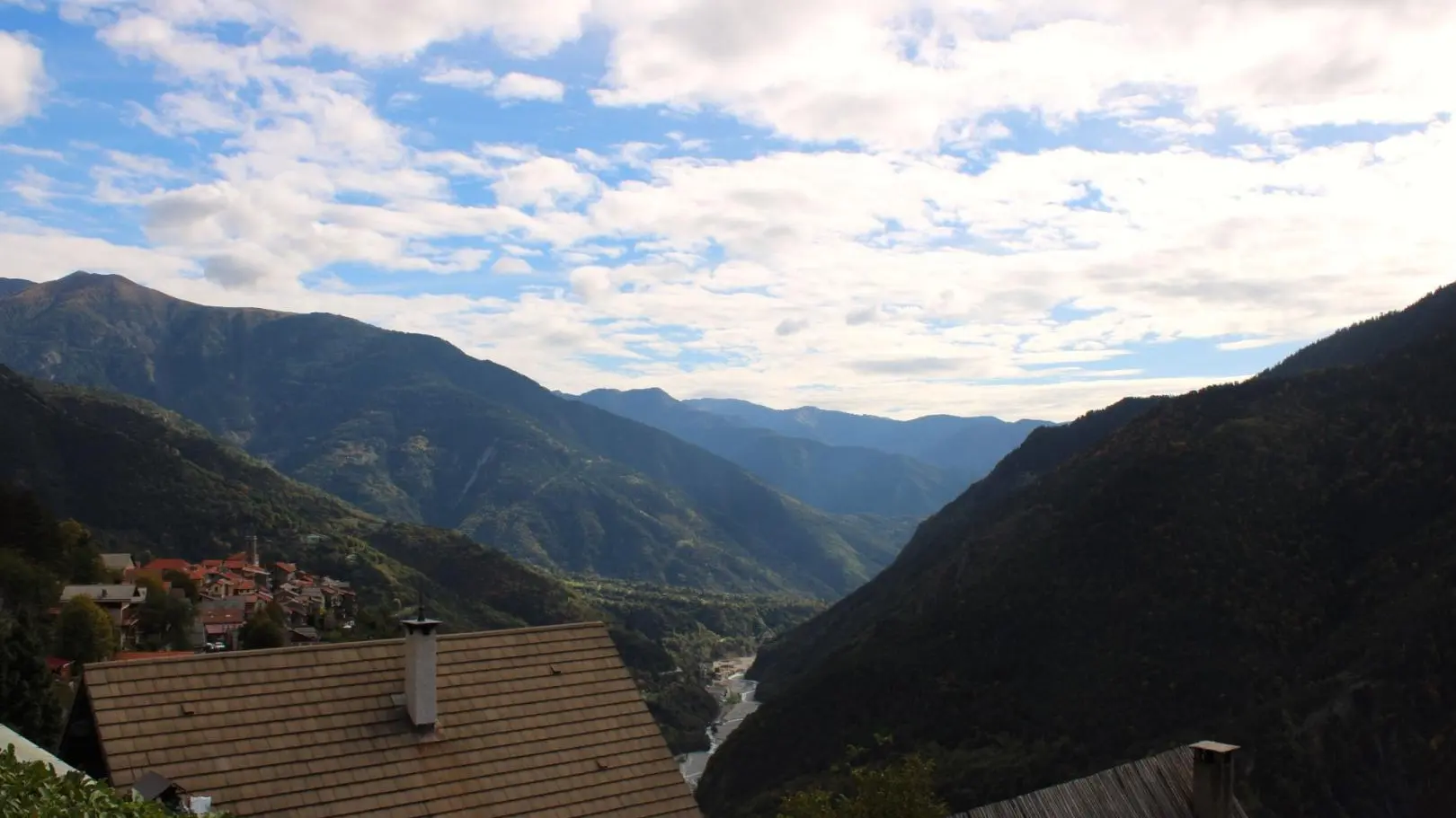 Gîte Le Chalet des Trolles-Vue vallée terrasse-Venanson-Gîtes de France des Alpes-Maritimes