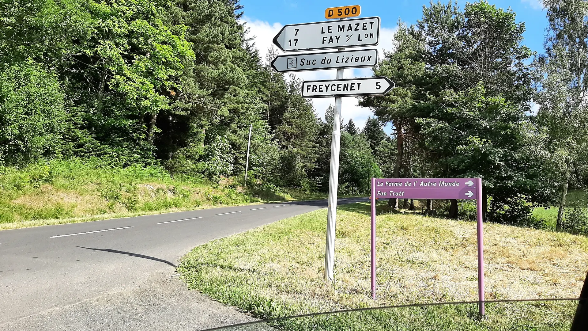 vue panneaux  sur route de Tence - direction Freycenet