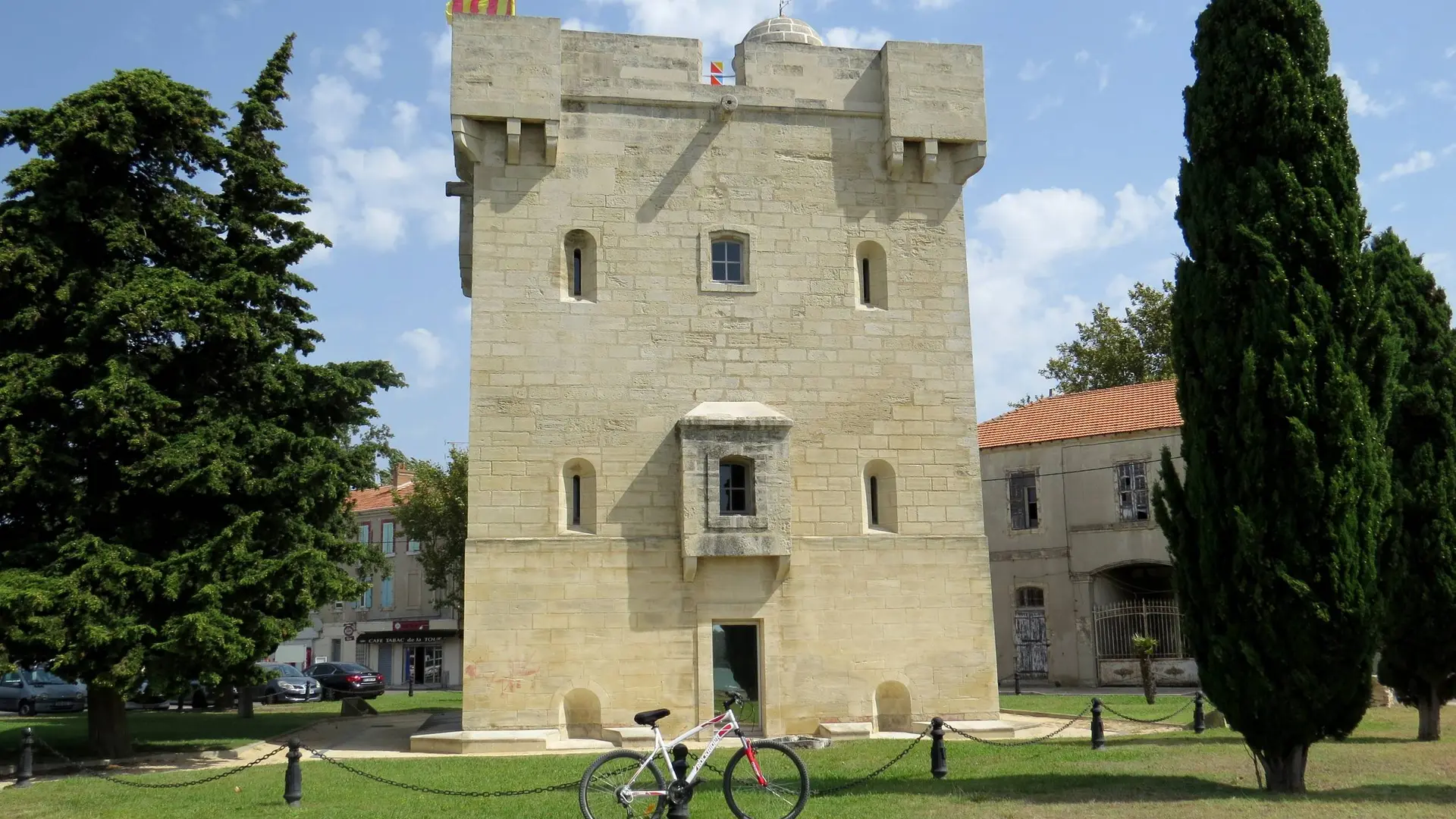 Vélo devant la Tour Saint-Louis