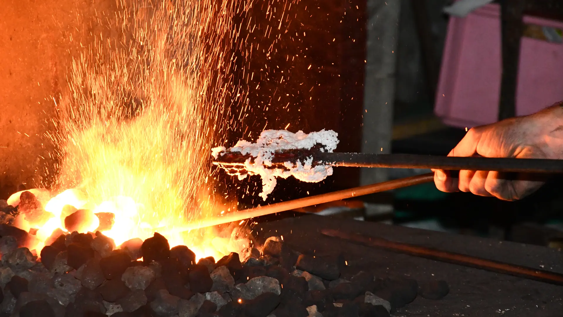 une des étapes de fabrication de l'acier damassé