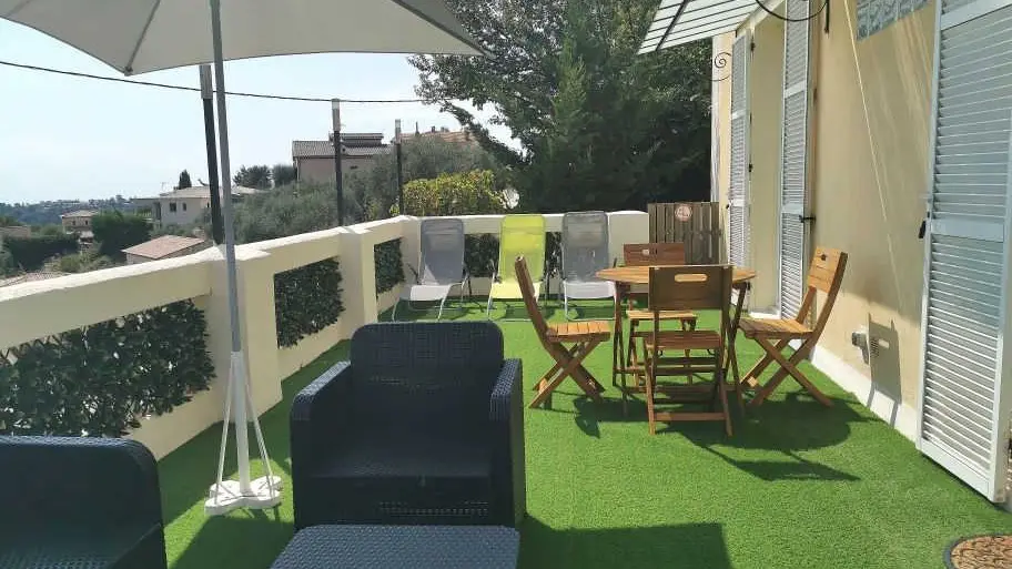 Terrasse de 40 m2  vue panoramique sur les Alpes . Salon de jardin, Chaise longue, coin repas - Villa Madeleine - Gîtes de France Colomars