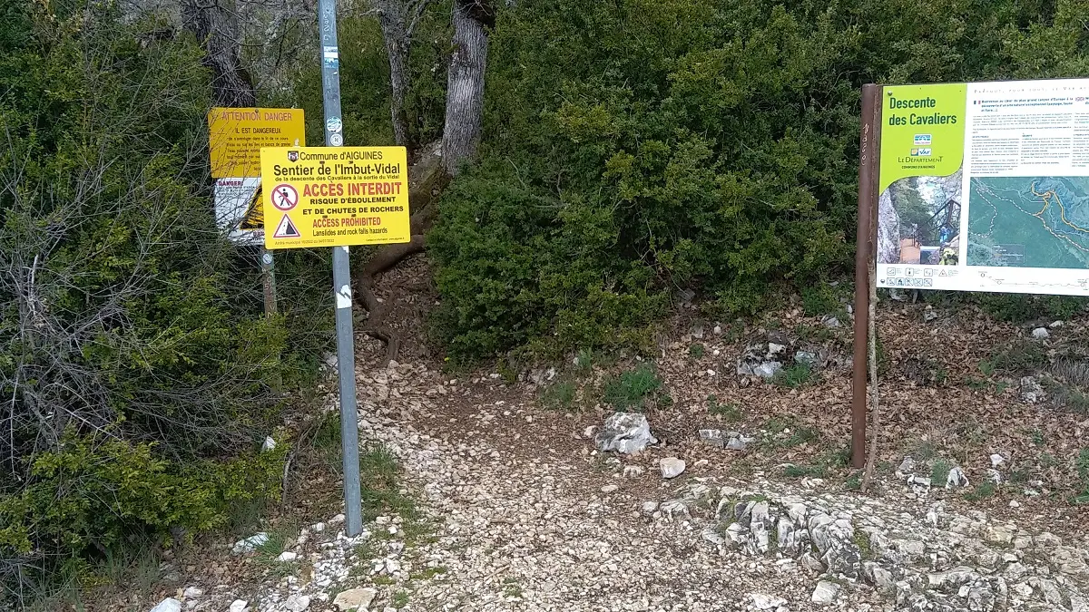 Panneau au départ du sentier (descente des Cavaliers)