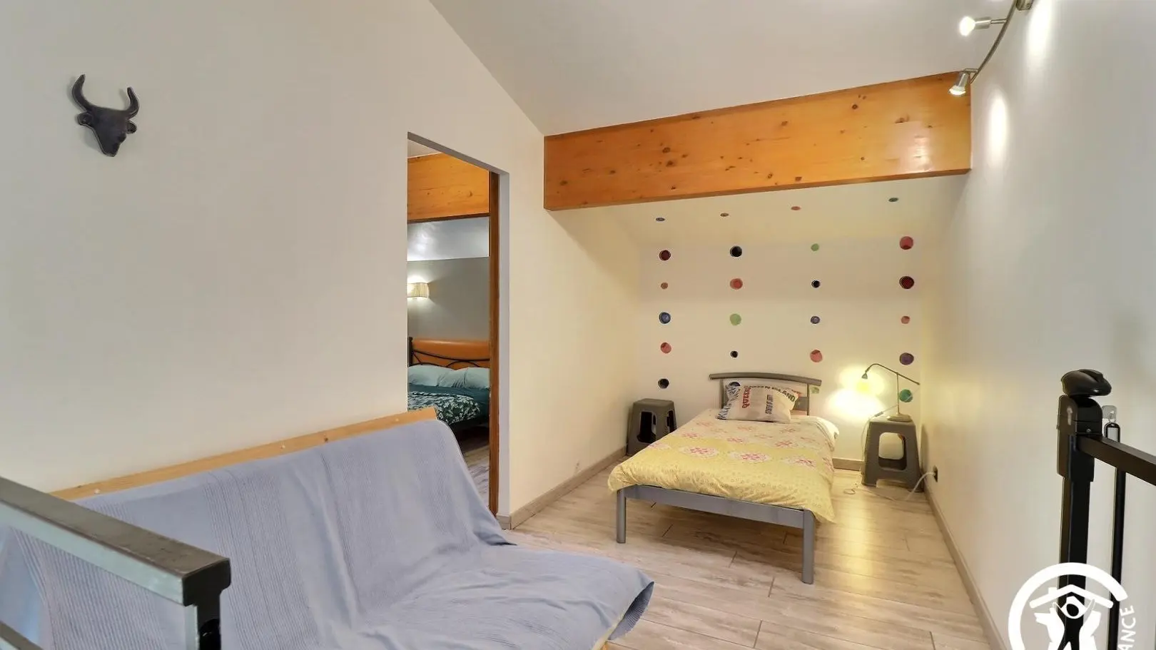 mezzanine avec lit simple et canapé convertible