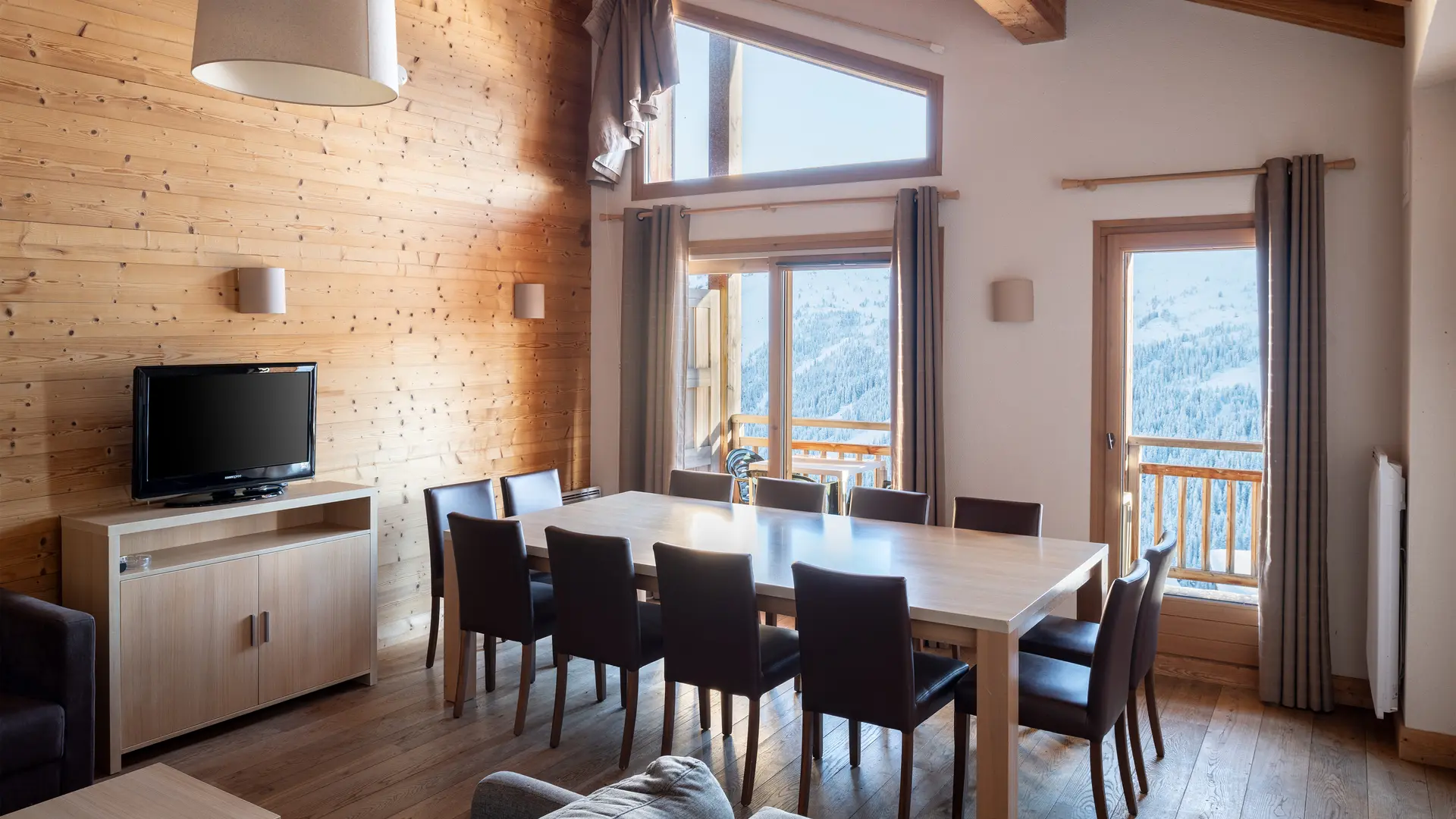 Dining room of a 6-room duplex flat (F6)