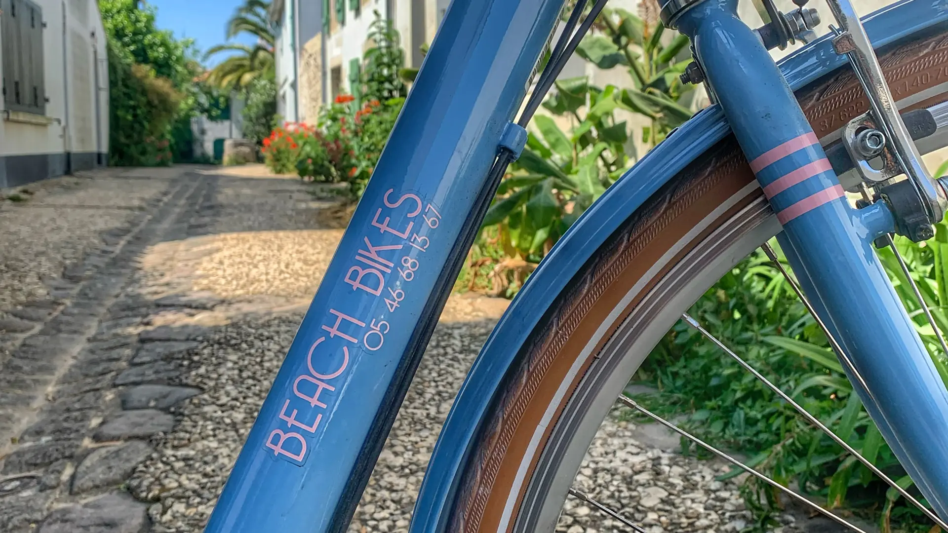 Notre bicyclette bleue vous attends pour vous faire vivre les meilleures balades dans les petites ruelles de l'île de Ré !