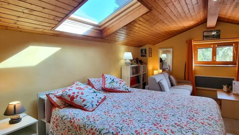 La chambre Les Mésanges se  compose d'un lit 160x200cm et d'une salle d'eau attenante et privative. Un canapé-lit 140x180 est mis à disposition pour offrir un couchage d'appoint sur réservation.