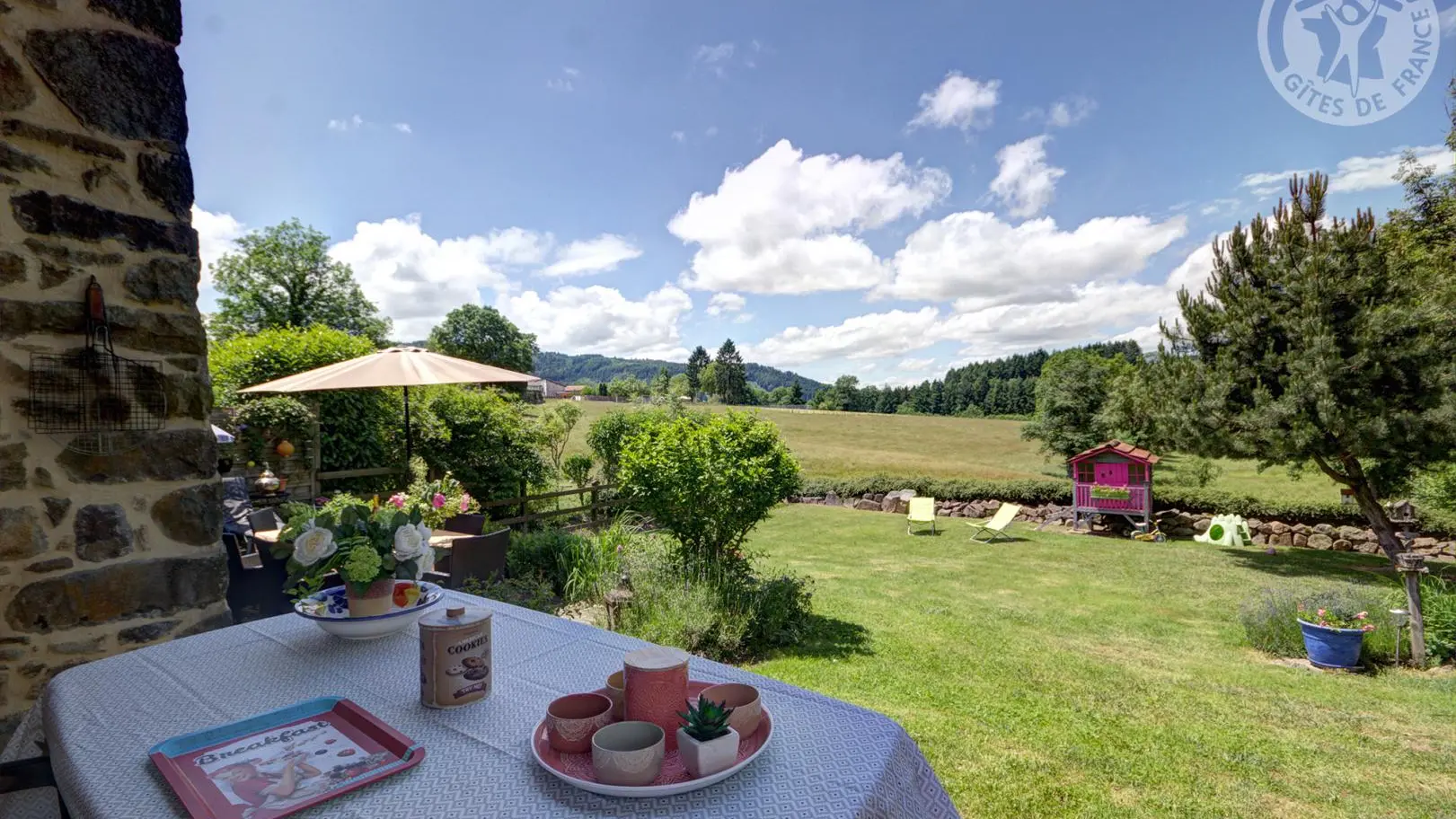 Terrasse couverte donnant sur le jardin