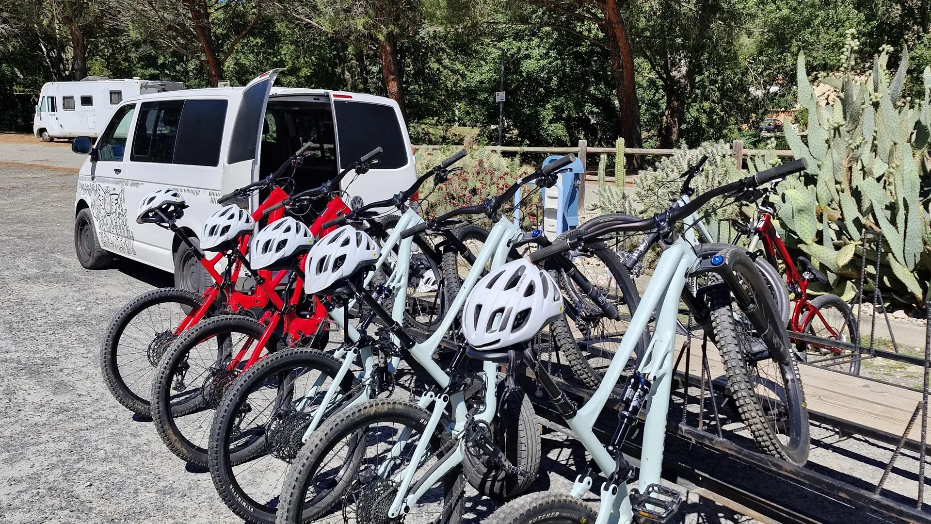 Des vélos rangés sur un rack