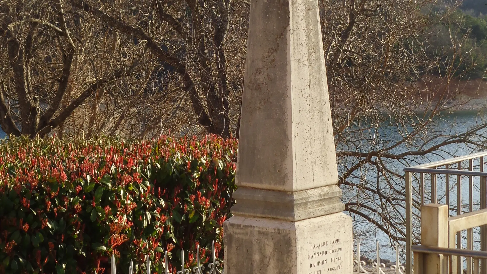 The monument, in marble limestone, surrounded by a wrought iron balustrade