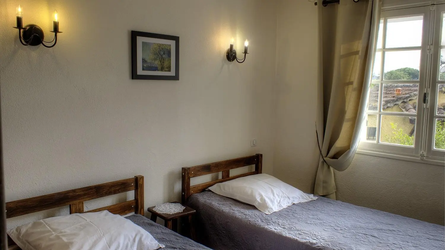 Chambre en formule deux lits simples - Gîte l'Oranger à Pegomas - Gîtes de France Alpes-Maritimes