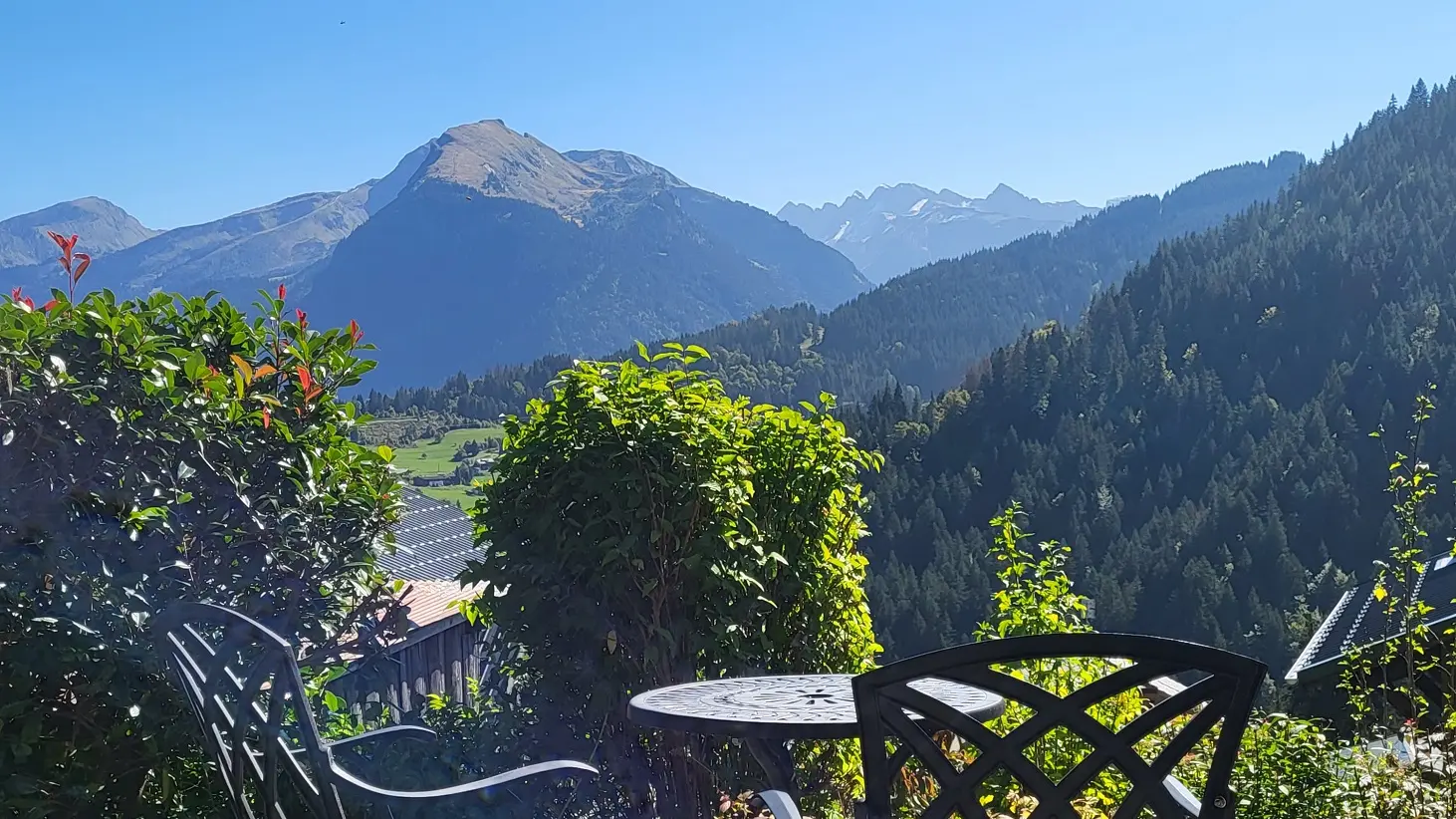 Grenier les Bouts - vue extérieur depuis terrasse