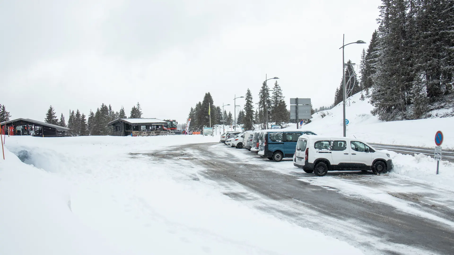 Vue d'ensemble du parking du Col de Pierre Carrée en hiver avec vue sur le chalet