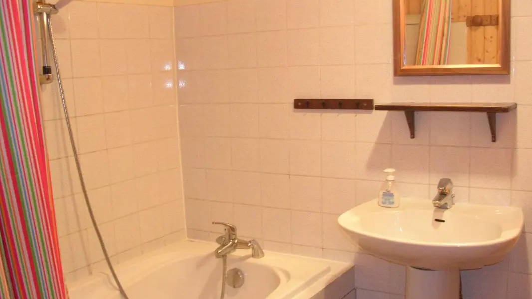 Rez - salle de bain, baignoire, lavabo