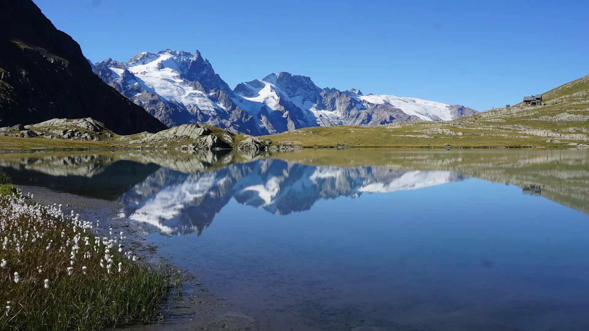 Vue sur le Lac du Goléon, le refuge et la Meije - La Grave