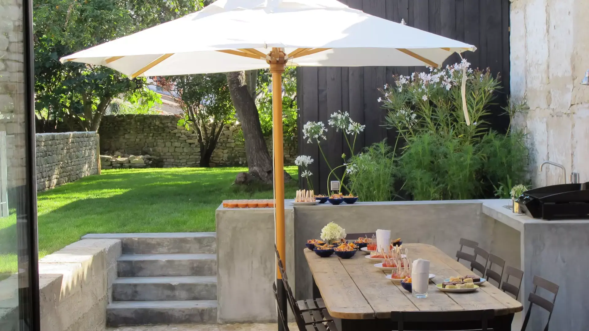Terrasse et coin repas extérieur de la villa Victoire
