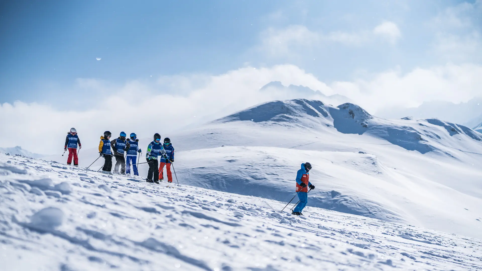 Des ados en soif de sensations ? Inscrivez-les aux cours collectifs ados Oxygène. Au programme : hors-piste, freestyle, slalom, etc.