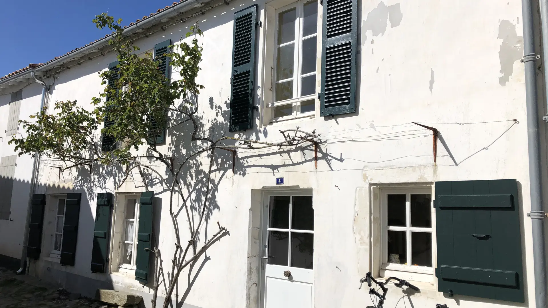 Façade de la maison de pêcheurs côté venelle