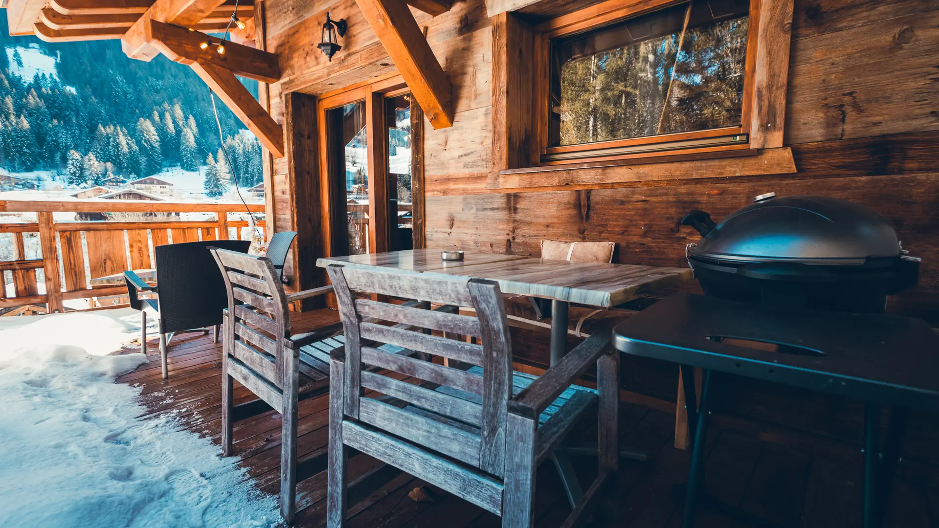 Terrasse avec mobilier et barbecure