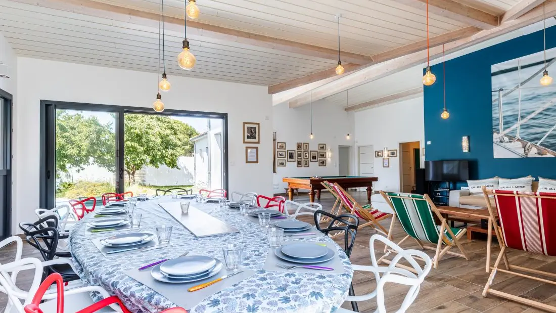 La table à manger avec le salon et la table de billard